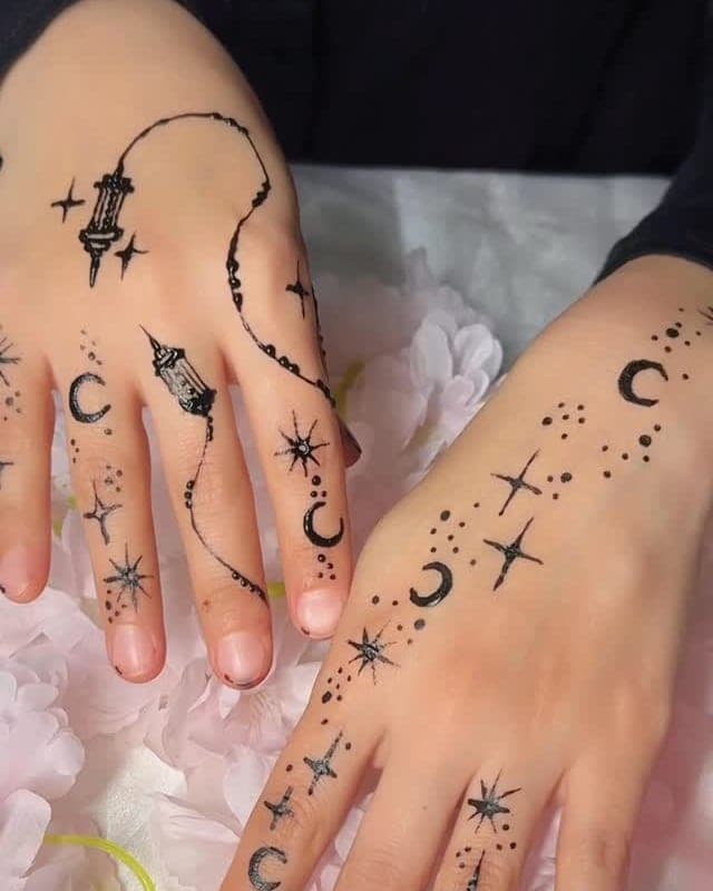 Ikki qoʻlda yulduz va oy shaklidagi nozik qora xina naqshi