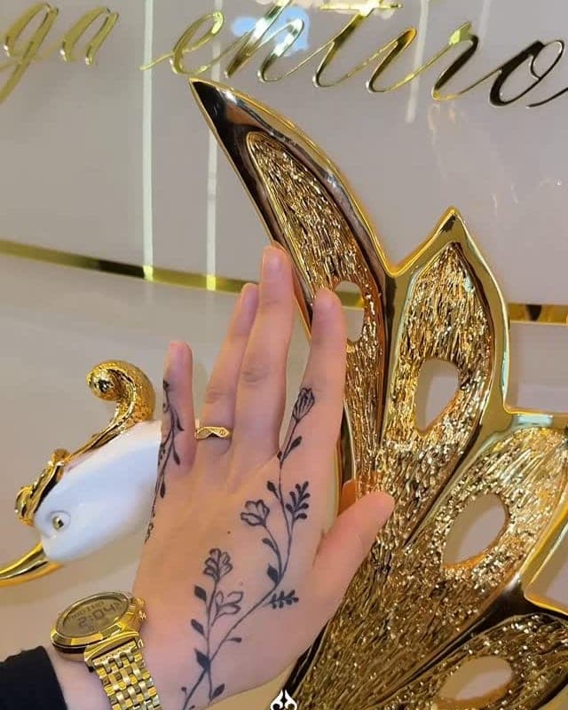 Jagua geli bilan chizilgan toʻq koʻk naqsh